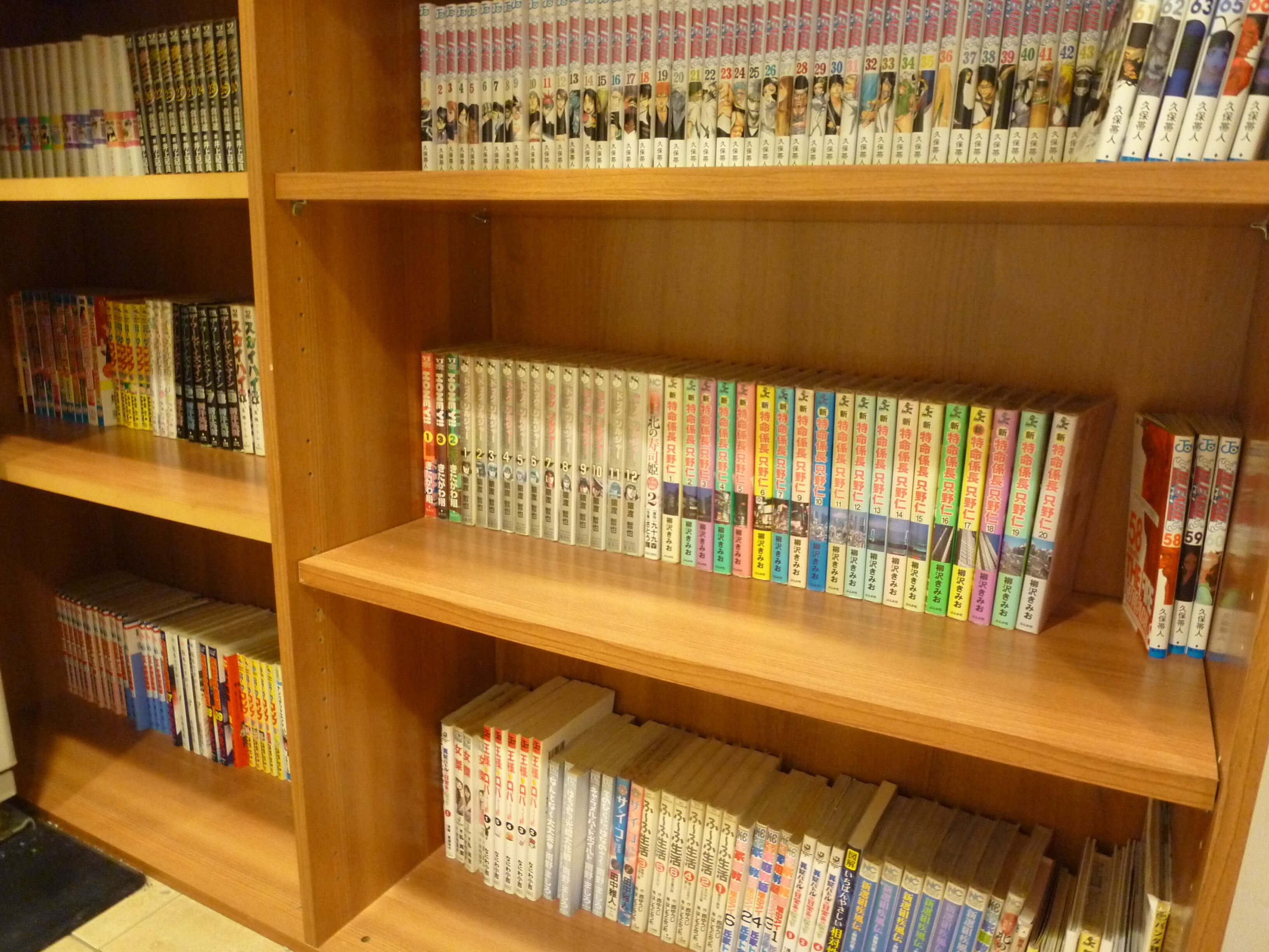 Una biblioteca con múltiples estanterías de madera llenas de libros.
