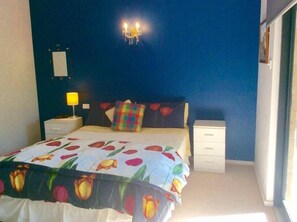 Suite (Queen Suite - 2 Persons) | Tabla de planchar con plancha, cunas y camas extra