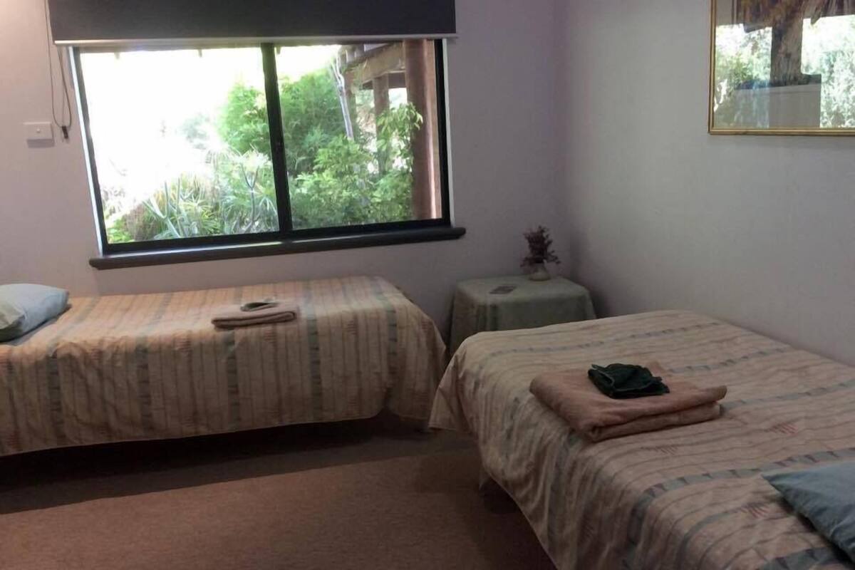 Habitación con 2 camas individuales (Twin Suite) | Tabla de planchar con plancha, cunas y camas extra