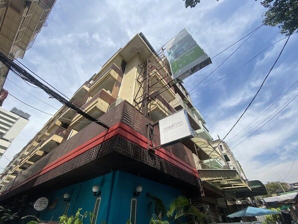 Un immeuble à plusieurs étages, sur lequel on peut voir une enseigne bien visible indiquant « ARAWANA ».