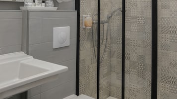 Superior Double Room | Bathroom | Shower, free toiletries, hair dryer, towels