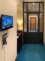 Caja fuerte, escritorio, tabla de planchar con plancha y cunas (de pago)