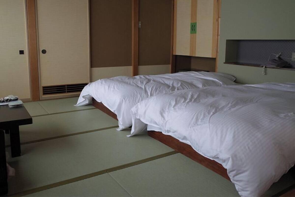 Ein Hotelzimmer mit einem Bett, einem Schreibtisch und einem Kleiderschrank.