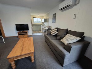 Apartment, 2 Bedrooms (1Q3S) | Free WiFi, bed sheets - Alexandra Motor Lodge (Alexandra)