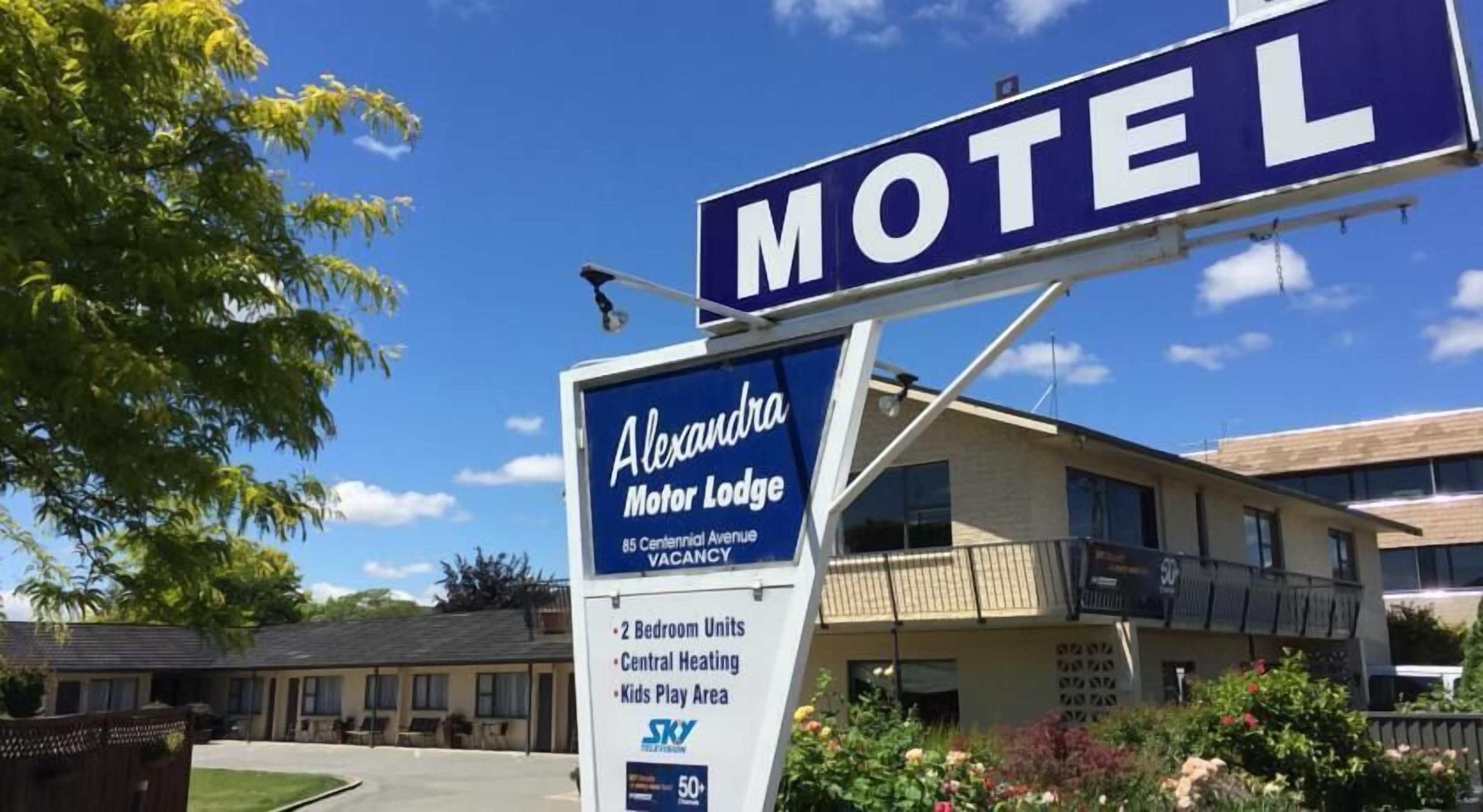 Placa de motel para Alexandra Motor Lodge com unidade de 2 quartos, aquecimento central e área de recreação infantil.