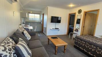 Apartment, 2 Bedrooms (1Q3S) | Living area | 40-inch TV with satellite channels