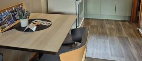 Standard Suite, 2 Bedrooms, Non Smoking, Kitchen | Private kitchen | Mini-fridge, microwave, stovetop, electric kettle