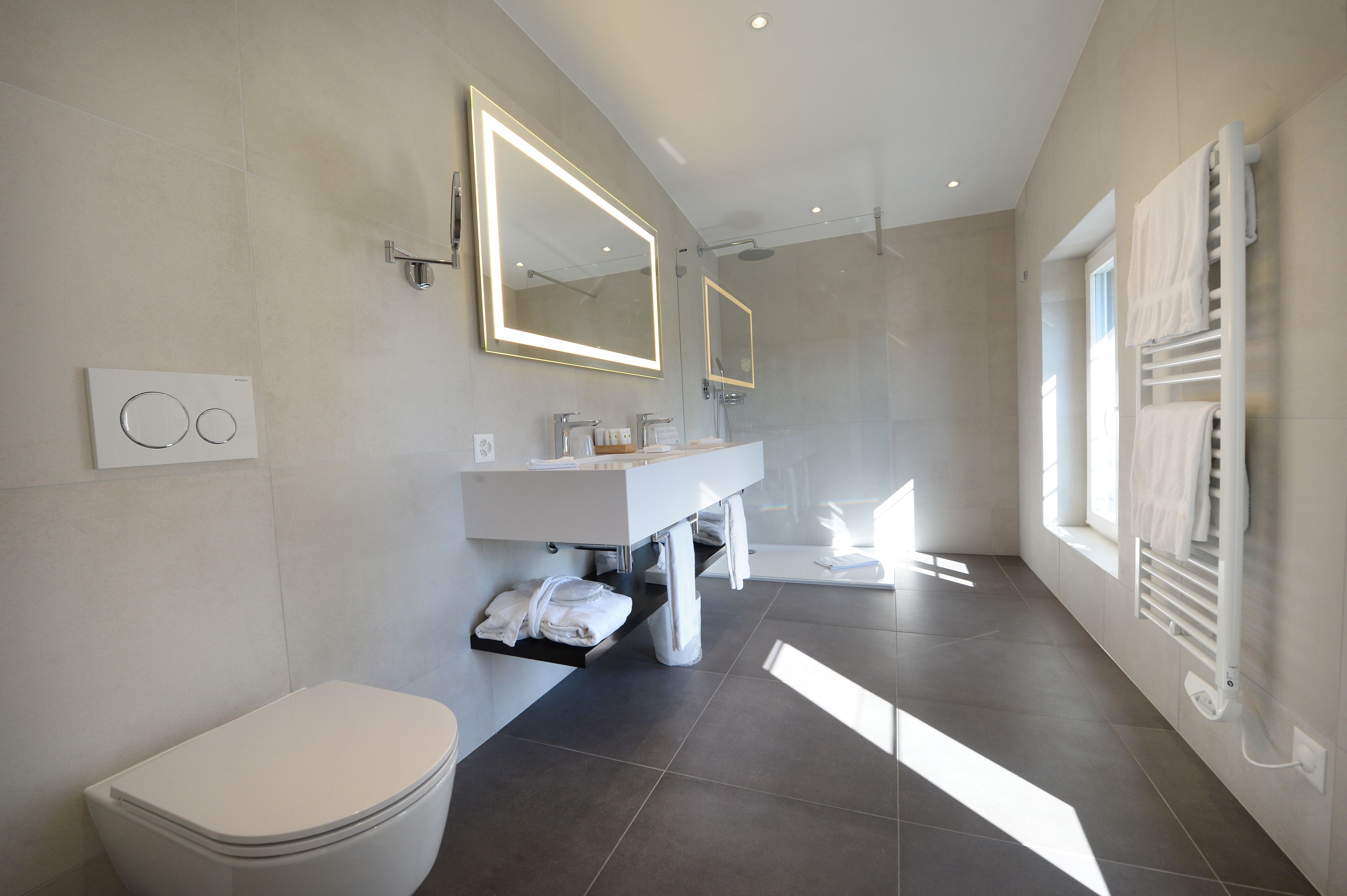 suite, balcony | bathroom | free toiletries, hair dryer, towels, soap