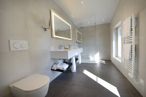 Suite, balcón | Baño | Artículos de higiene personal gratuitos, secador de pelo y toallas