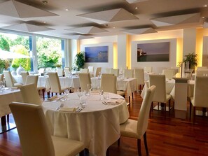 Breakfast, lunch, dinner served; international cuisine, garden views