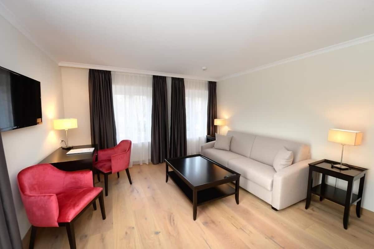 suite, balcony | living area | flat-screen tv