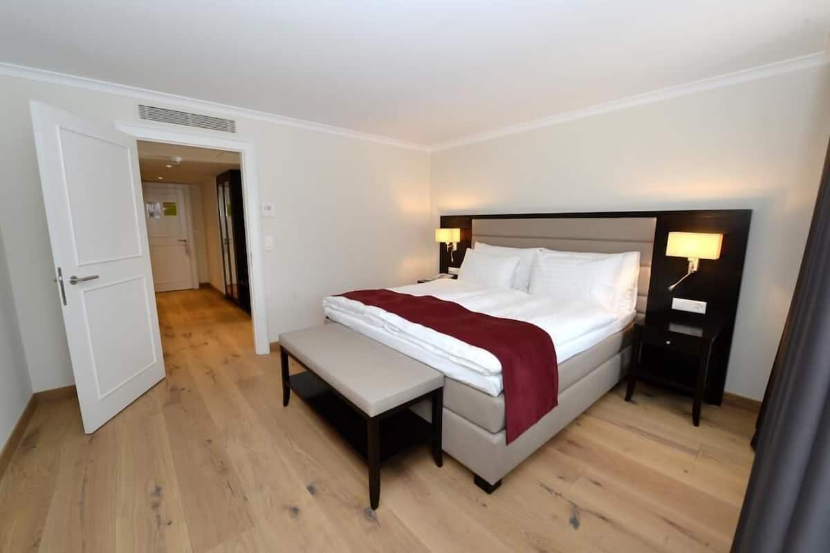 Suite, balkon | Luxe beddengoed, een minibar, een kluis op de kamer, een bureau