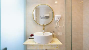 Quarto quádruplo família | Banheiro | Chuveiro, produtos de toalete grátis, secador de cabelo, chinelos