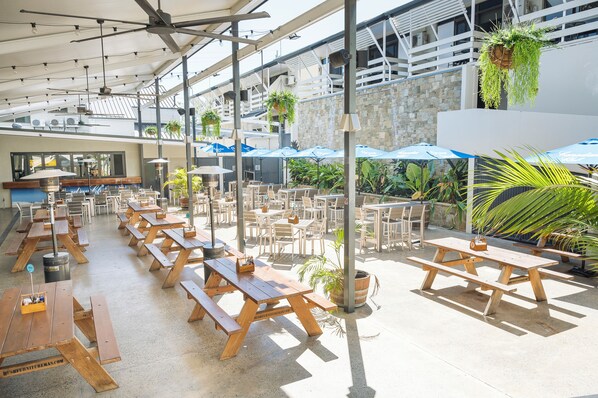Outdoor dining - Cannonvale Reef Gateway Hotel (Cannonvale)