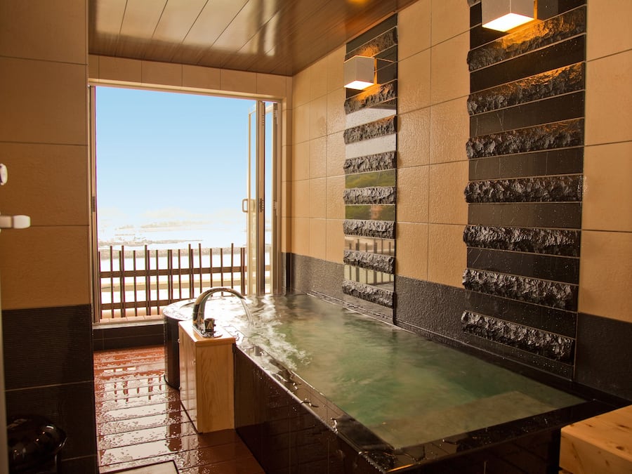 Deep-soaking bathtub