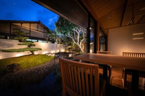 Breakfast and dinner served