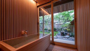 A wooden spa bath with a view of a garden. - Yakakutei (Kirishima)