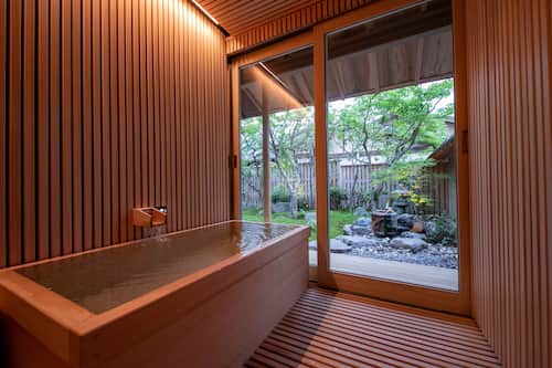 秋成庵 | バスルーム | シャワー、レインフォールシャワー、バスアメニティ (無料)、ヘアドライヤー