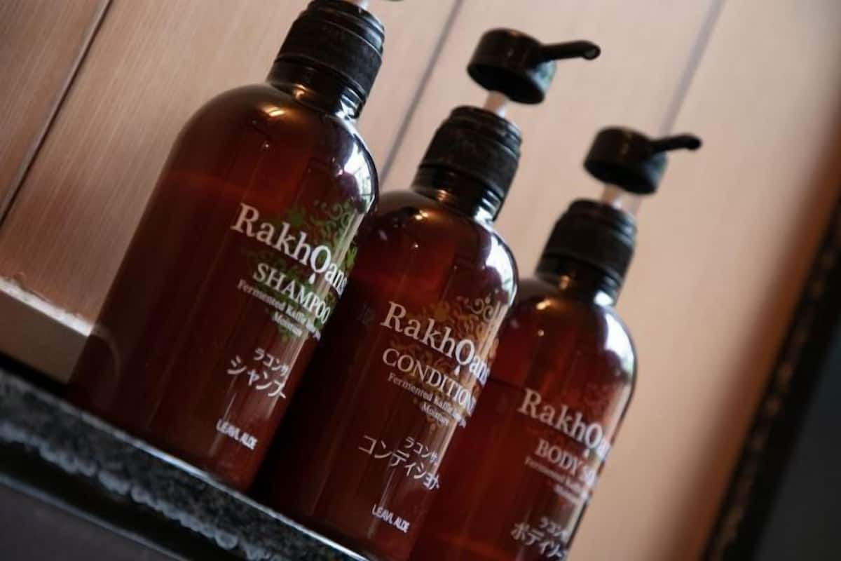 Douche, douche à « effet pluie », articles de toilette gratuits