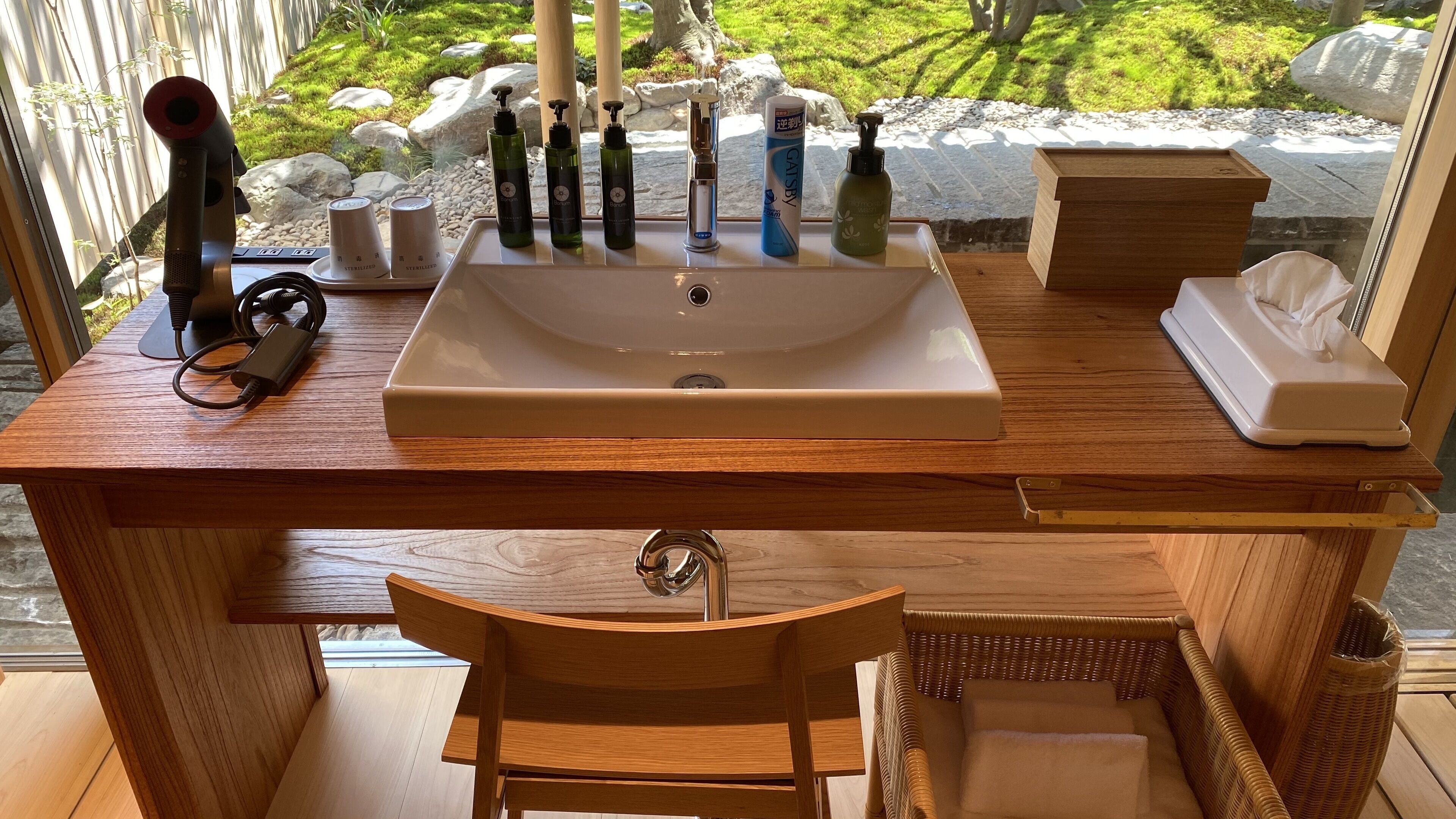Luxury Villa, Non Smoking (Munian) | Bathroom | Shower, rainfall showerhead, free toiletries, hair dryer