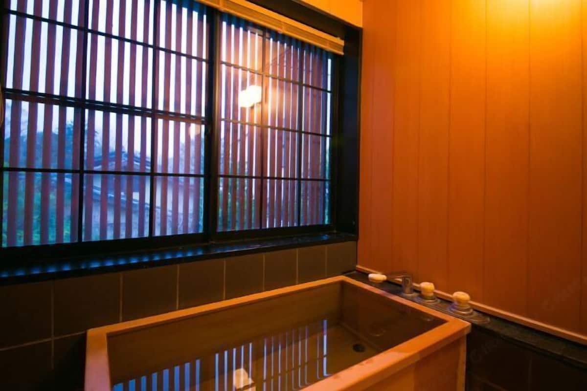 Salle de bain | Douche, douche à « effet pluie », articles de toilette gratuits