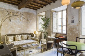 Ropa de cama de alta calidad, colchones con pillow-top y minibar 