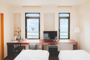 羽绒被、办公桌、笔记本电脑工作区、免费 WiFi