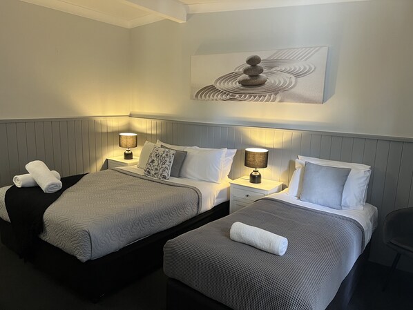 Habitación Deluxe, para no fumadores (Deluxe Twin -1 queen and 1 single bed) | Escritorio, tabla de planchar con plancha, wifi gratis y ropa de cama