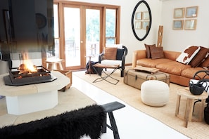 Hus, 4 soverom | Oppholdsområde | En 32-tommers Flatskjerm-TV med digitale kanaler samt TV og peis