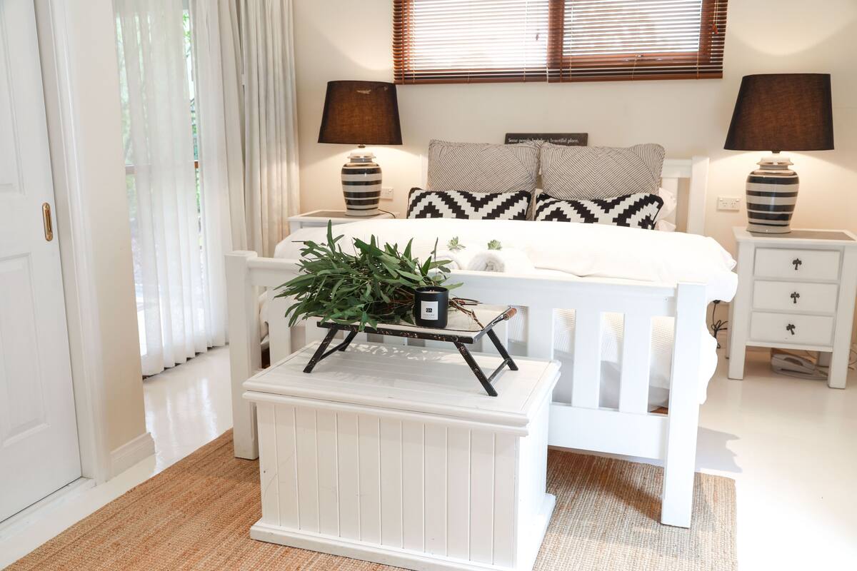 Boronia | 1 bedroom, Egyptian cotton sheets, premium bedding, down comforters