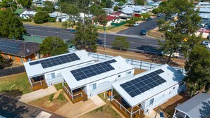 Un quartier résidentiel avec des maisons modernes dotées de panneaux solaires sur les toits.