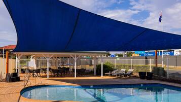 Una piscina al aire libre