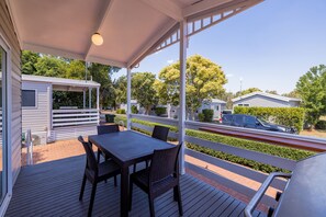 2 Bedroom Cabin 5 Pax | 露台