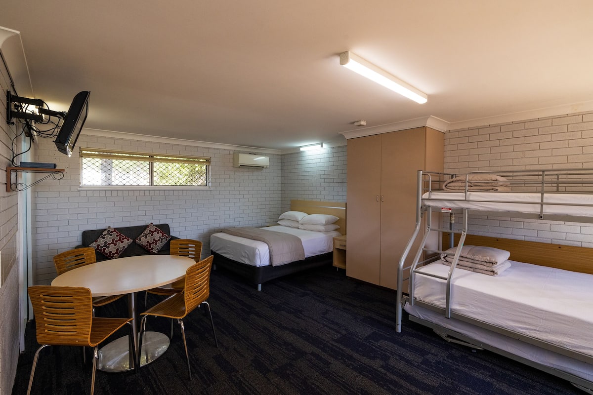 Habitación estándar, no fumadores, cocina básica | 2 dormitorios, tabla de planchar con plancha, wifi gratis y ropa de cama