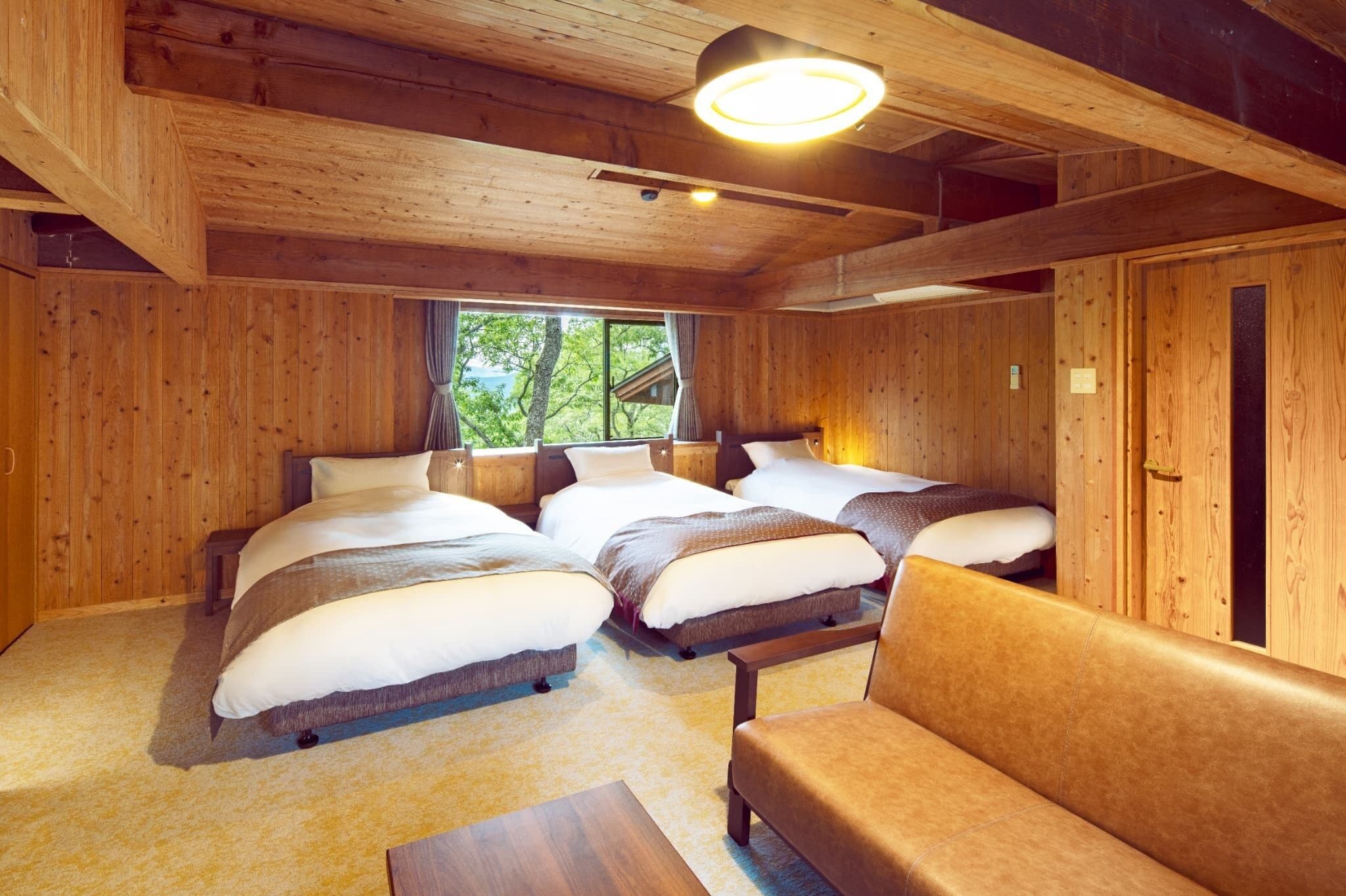 Cottage Triple Room, Non Smoking | In-room safe, desk, WiFi (free), bed sheets
