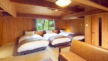 Cottage Triple Room, Non Smoking | In-room safe, desk, WiFi (free), bed sheets