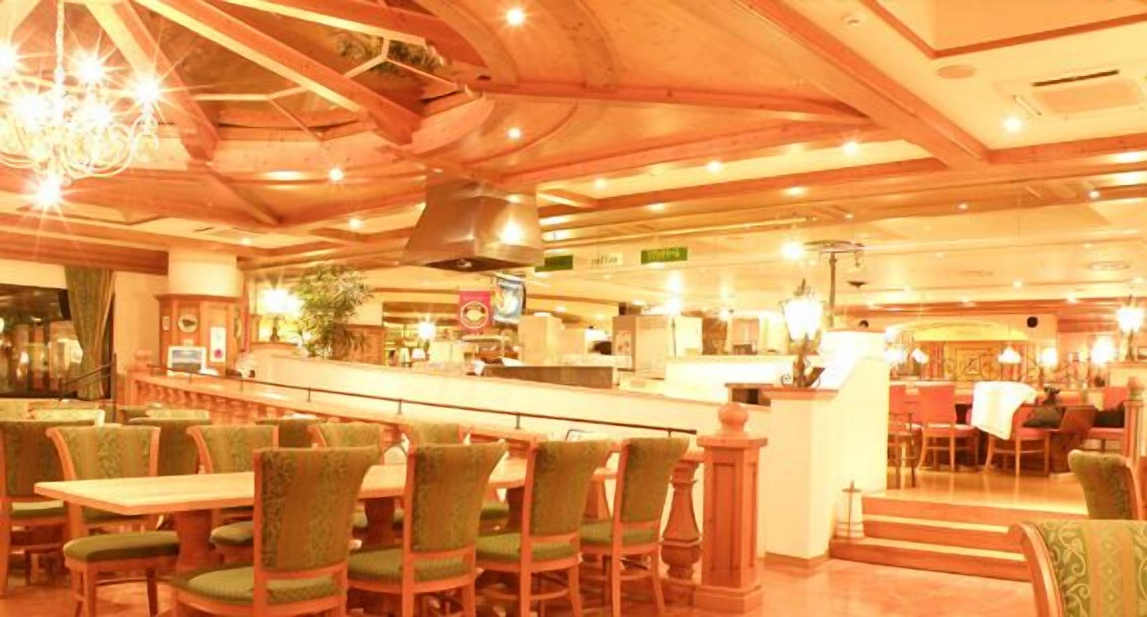 breakfast, lunch, dinner served; international cuisine