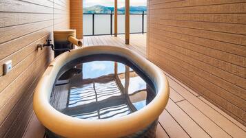 Chambre Triple, non-fumeurs (JapaneseWestern style,open-air bath,) | Salle de bain | Articles de toilette gratuits, sèche-cheveux
