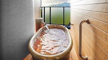 Chambre Quadruple, non-fumeurs (JapaneseWestern style, open-air bath) | Salle de bain | Articles de toilette gratuits, sèche-cheveux