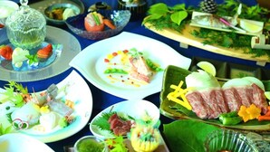 Una variedad de platos en una mesa con diferentes tipos de comida y adornos.