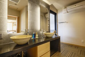 Artículos de higiene personal gratuitos, zapatillas, bidé y toallas