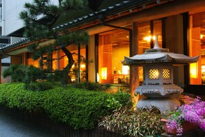 Front of property - Kawaguchiya Kinosaki Riverside Hotel (Toyooka)