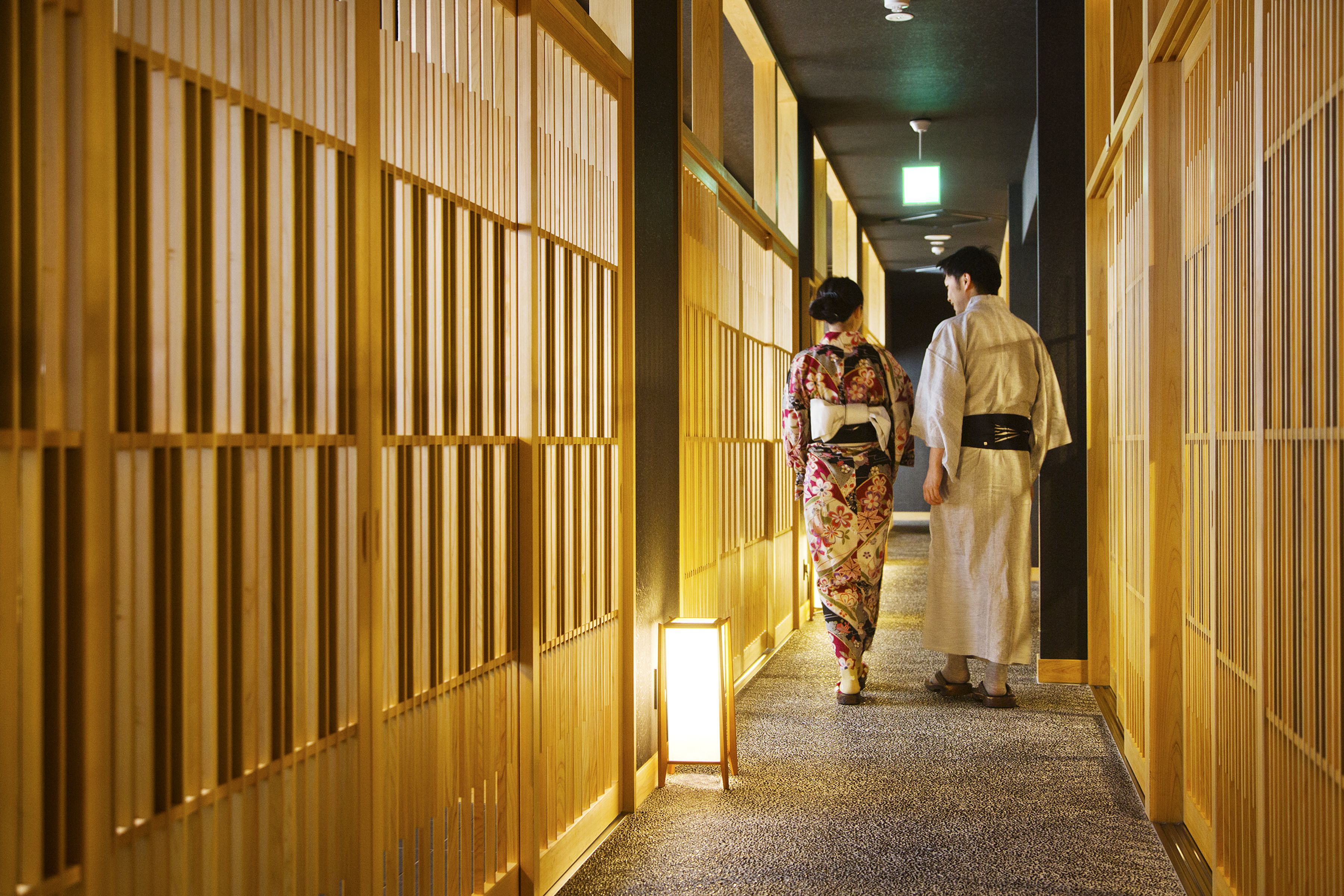 Een gang met houten lambrisering en een traditionele Japanse uitstraling.