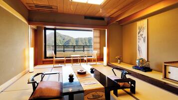 Premium bedding, in-room safe, iron/ironing board, free WiFi