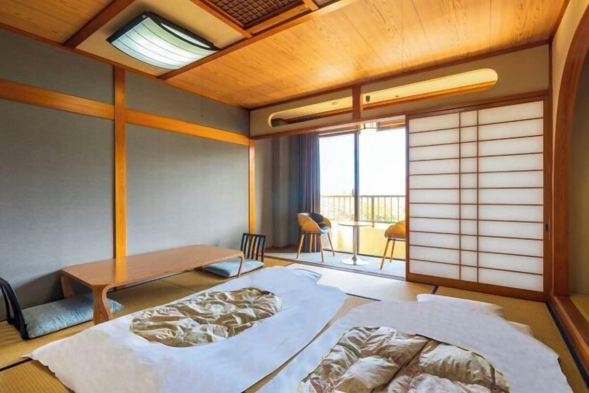 In-room safe, WiFi (free), bed sheets