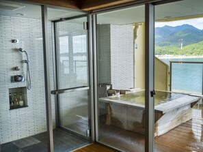 Suite, para no fumadores, vista al océano (Corner, open-air view bath) | Baño | Secadora de cabello, pantuflas, toallas, shampoo 