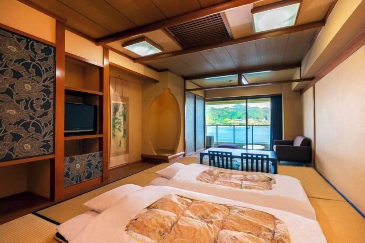 In-room safe, WiFi (free), bed sheets