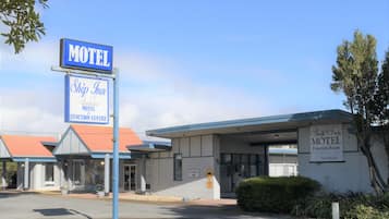 A motel with a sign indicating a function room and reception.