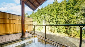 A traditional Japanese onsen with a wooden structure, a tiled floor, and a bamboo wall. - Kyoto Miyama Ryori Ryokan Chinsenro (Nantan)