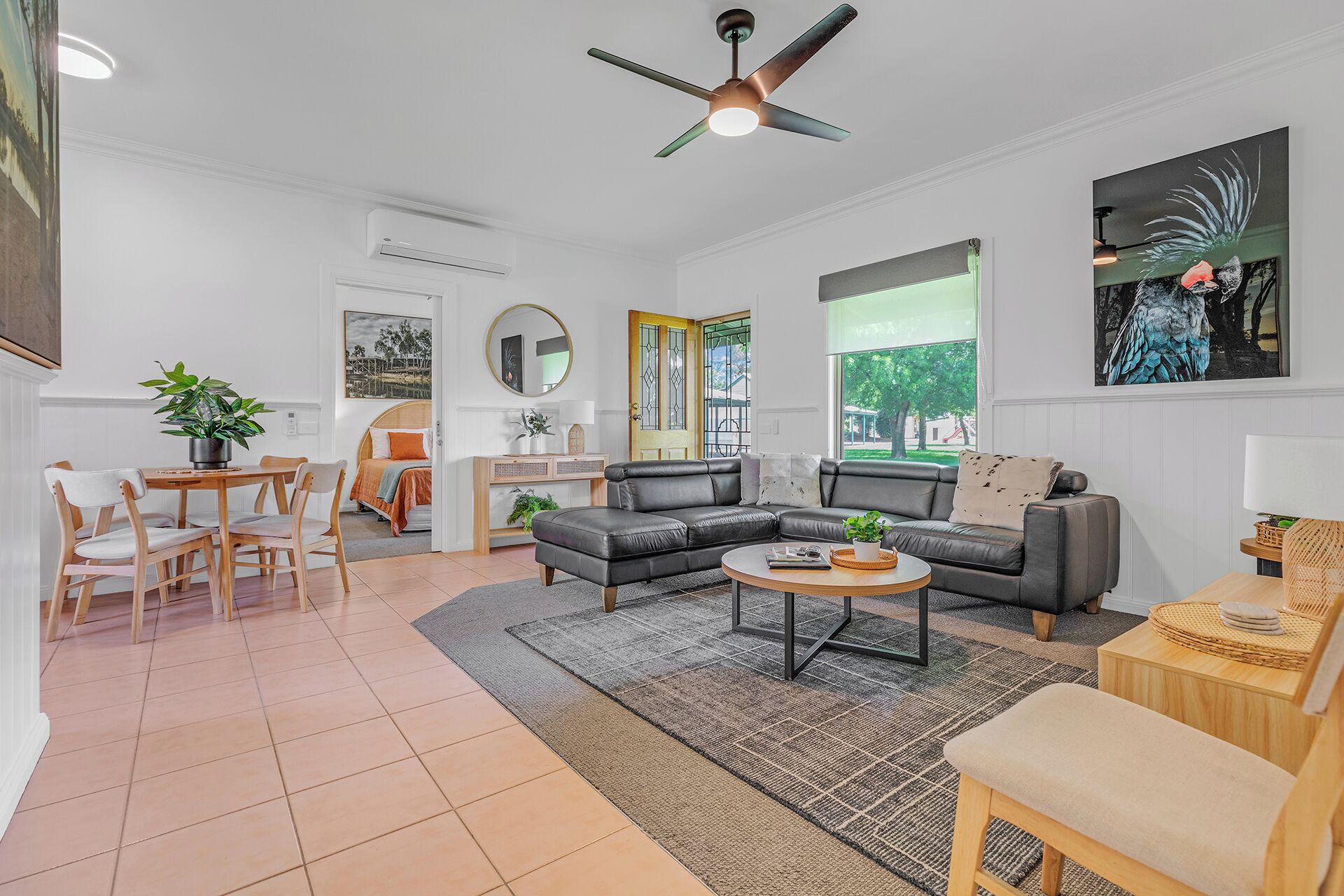 Suite Standard, plusieurs chambres, non-fumeurs, cuisine | Coin séjour | Télévision LCD, lecteur de DVD